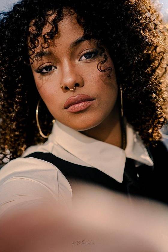 Portrait serré cheveux bouclés