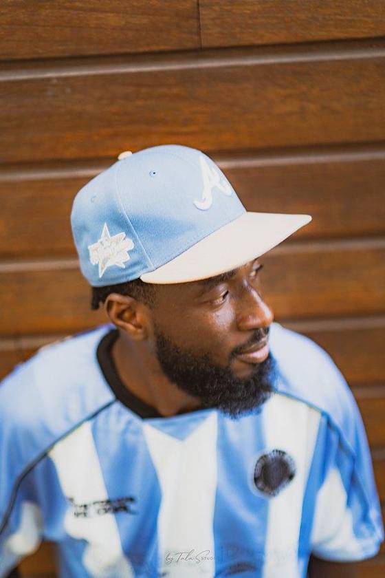 Portrait personal branding, casquette bleue