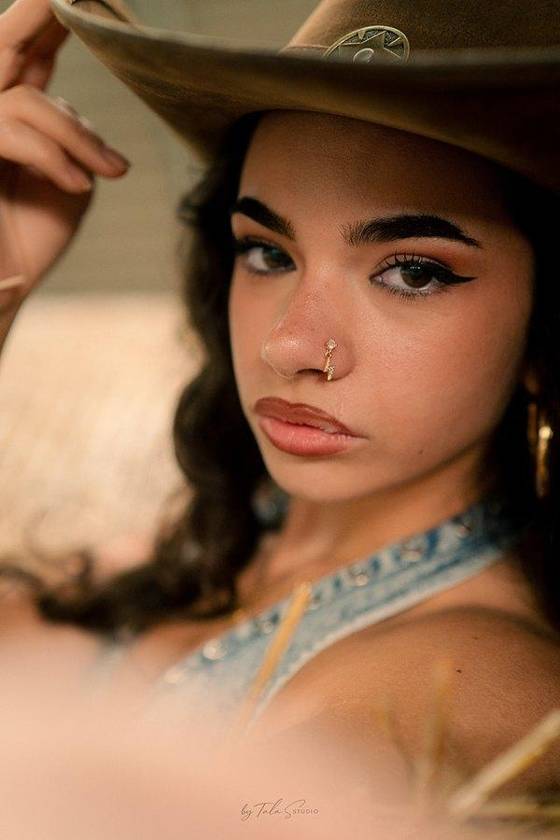Portrait sous un chapeau de cowboy