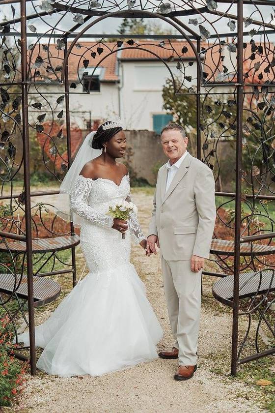 Mariés sous une pergola