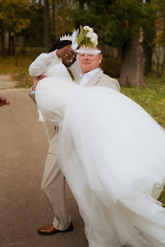 Le marié porte la mariée