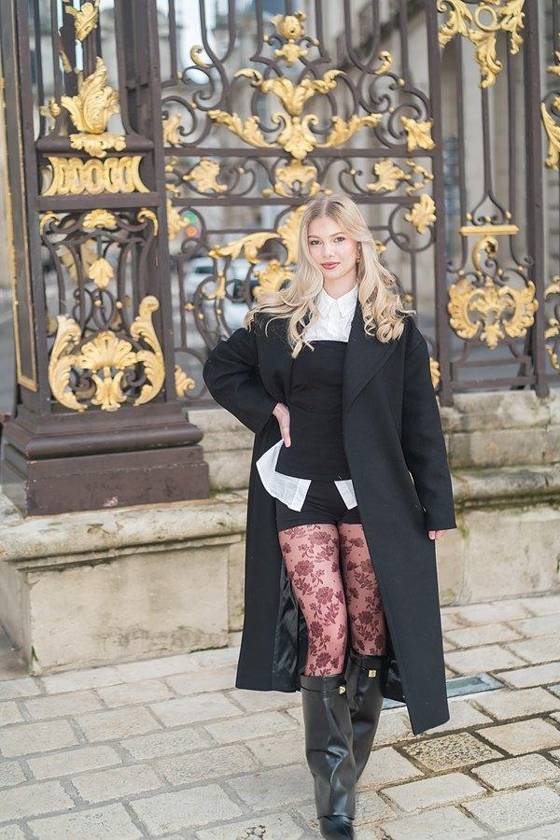 Manteau noir en ville