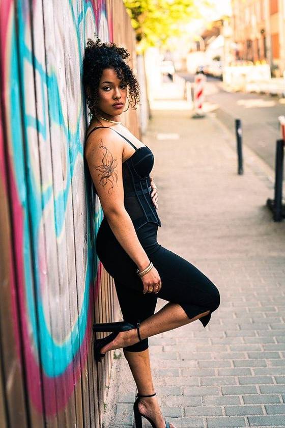 Portrait devant un graffiti