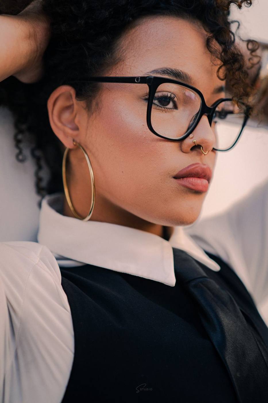 Portrait éditorial, lunettes noires et col blanc