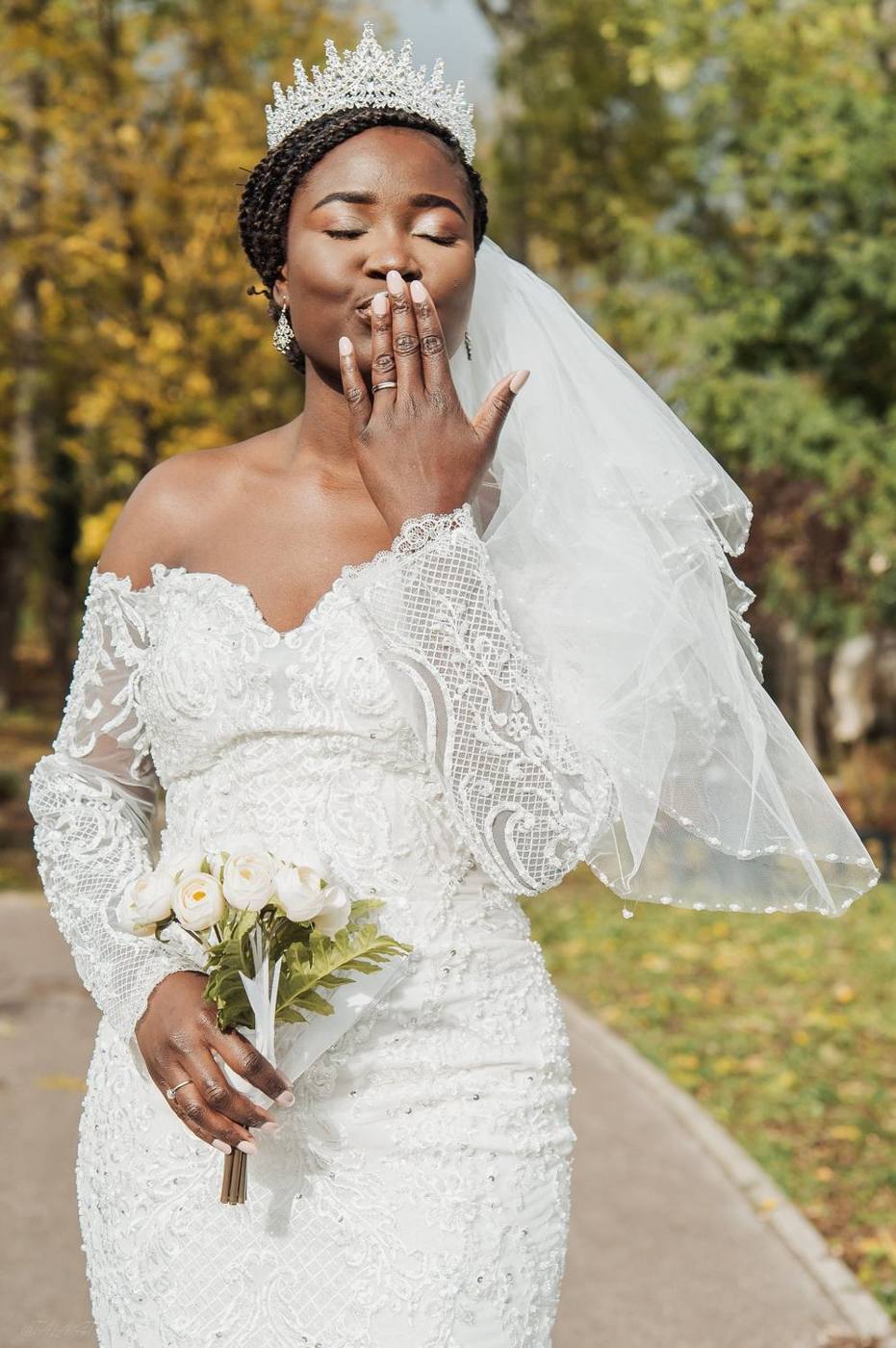 Mariée envoyant un baiser, voile et diadème