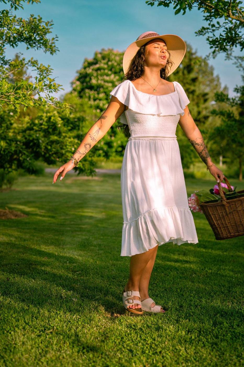 Robe blanche dans un verger